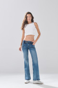Jean azul medio flare con bota ancha y ligeros desgastes
