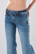 Jean azul medio flare con bota ancha y ligeros desgastes
