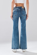 Jean azul medio flare con bota ancha y ligeros desgastes
