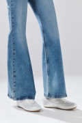 Jean azul medio flare con bota ancha y ligeros desgastes

