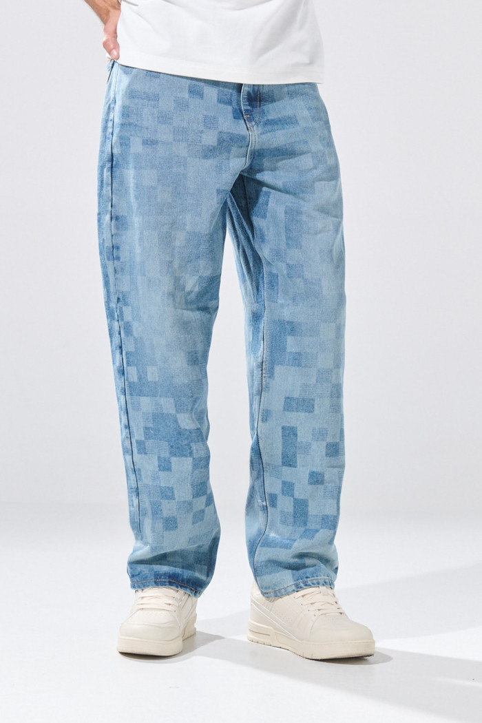 Jean azul medio loose con diseños de figuras y bota ancha

