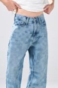 Jean azul medio loose con diseños de figuras y bota ancha
