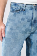 Jean azul medio loose con diseños de figuras y bota ancha
