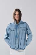 Chaqueta de jean cropped azul clara con cuello alto
