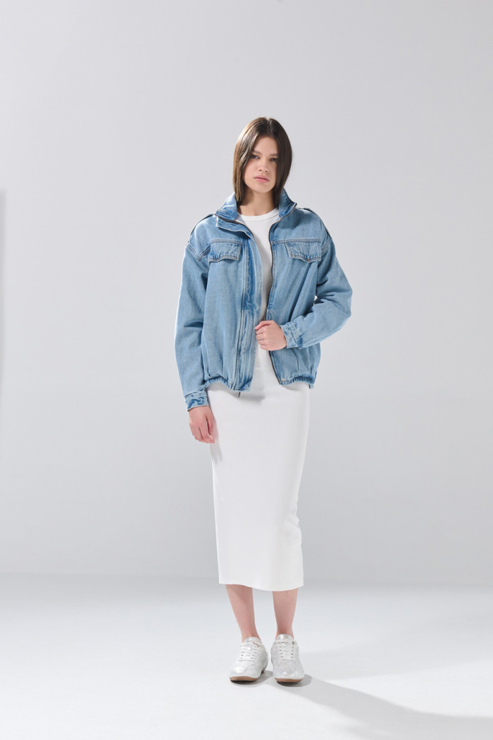 Chaqueta de jean cropped azul clara con cuello alto

