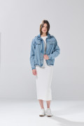 Chaqueta de jean cropped azul clara con cuello alto
