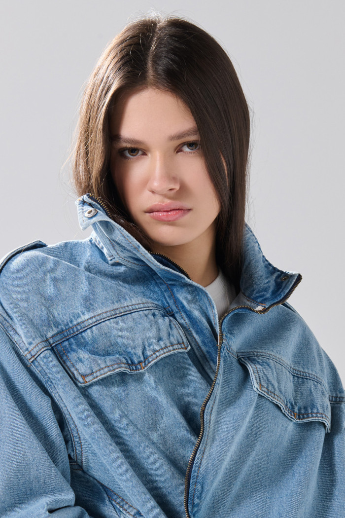 Chaqueta de jean cropped azul clara con cuello alto
