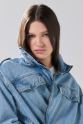 Chaqueta de jean cropped azul clara con cuello alto
