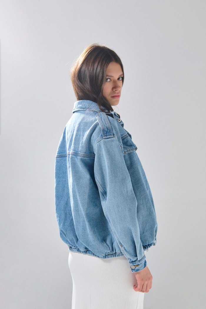 Chaqueta de jean cropped azul clara con cuello alto
