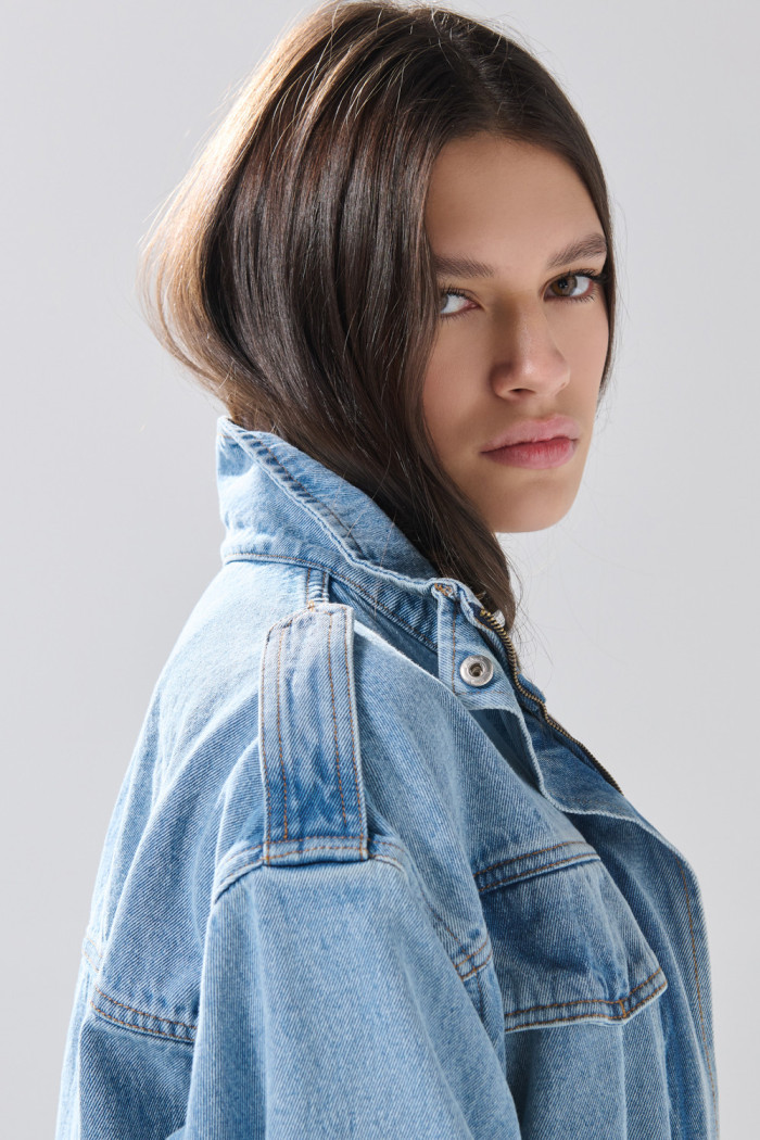 Chaqueta de jean cropped azul clara con cuello alto
