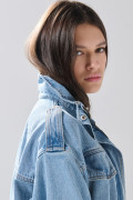 Chaqueta de jean cropped azul clara con cuello alto
