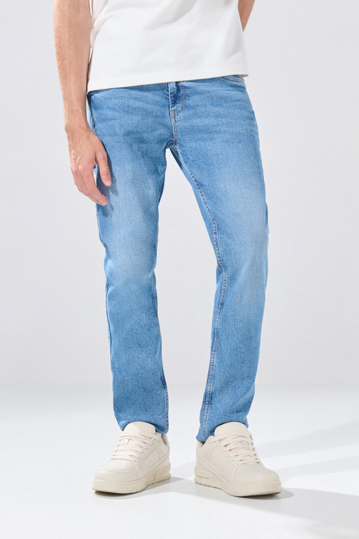 Jean skinny infaltables azul medio tiro bajo con desgastes
