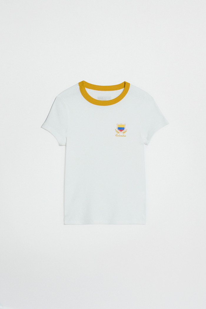 Camiseta crema college de Fan Edition con cuello redondo