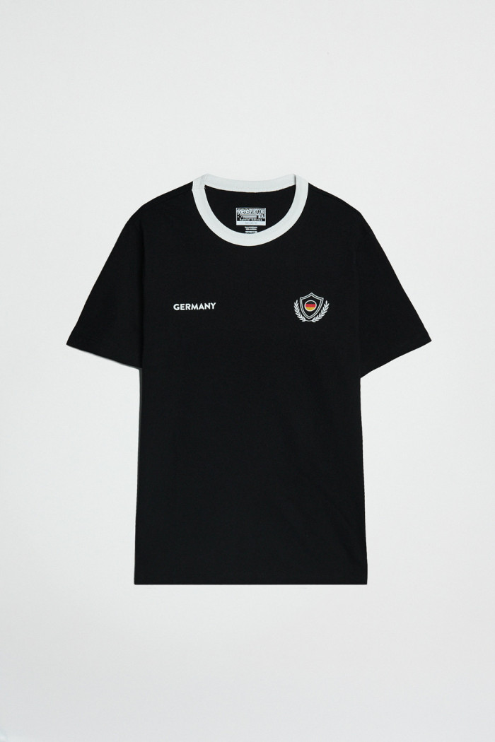 Camiseta college de Fan Edition negra con cuello redondo