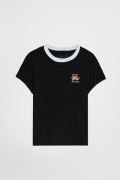 Camiseta negra college de Fan Edition con cuello redondo