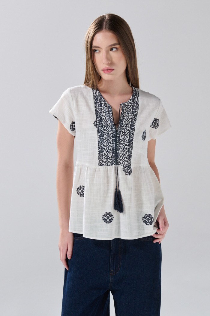 Blusa crema clara estampada con escote V y manga corta