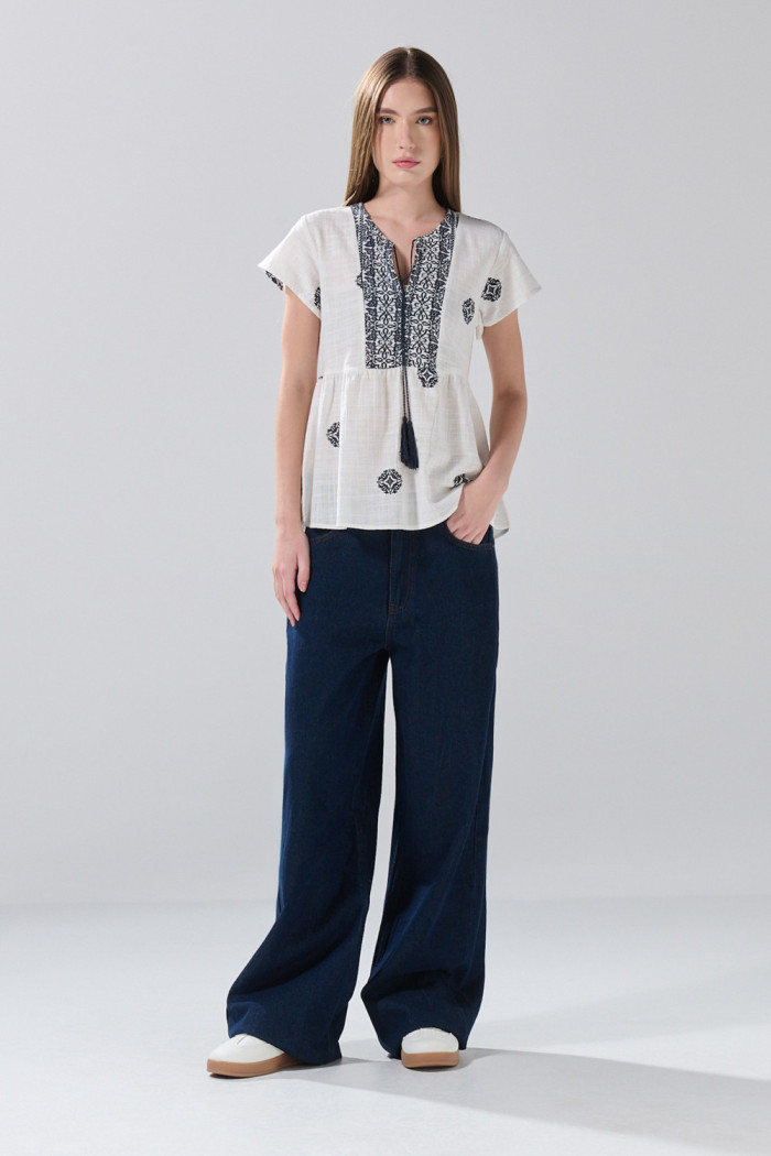 Blusa crema clara estampada con escote V y manga corta