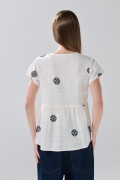 Blusa crema clara estampada con escote V y manga corta