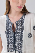 Blusa crema clara estampada con escote V y manga corta