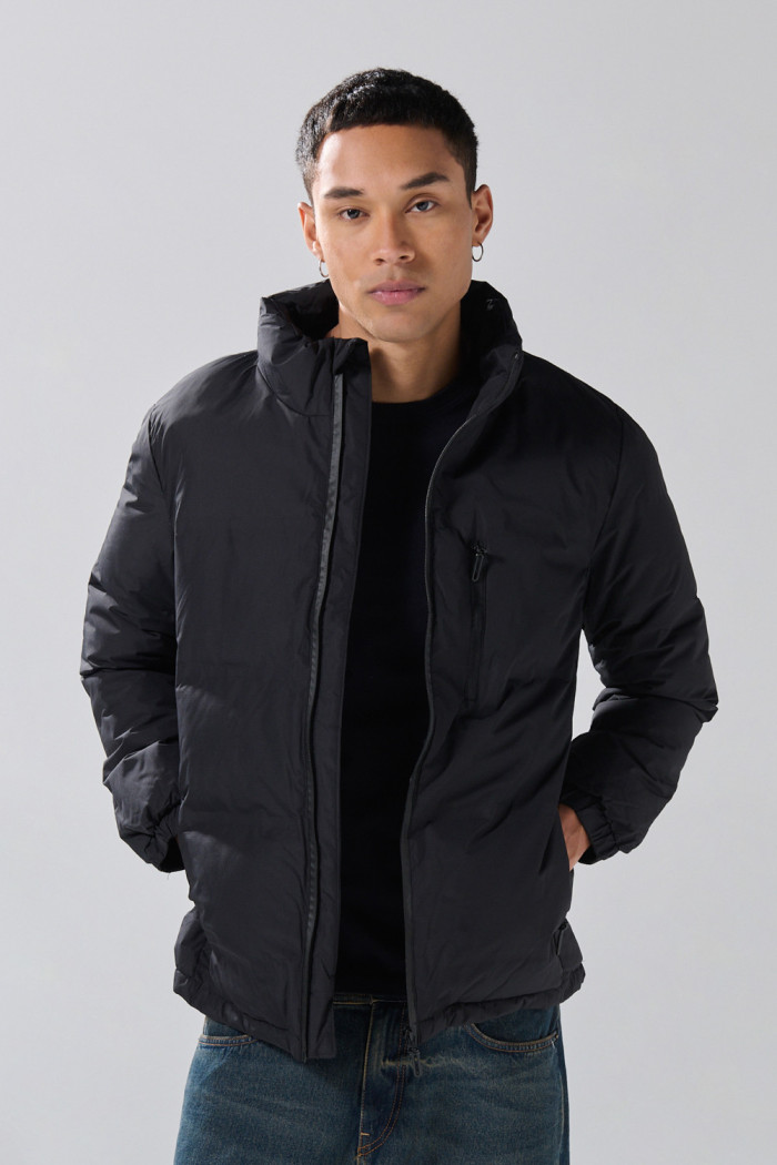 Chaqueta unicolor acolchada cuello alto con bolsillos
