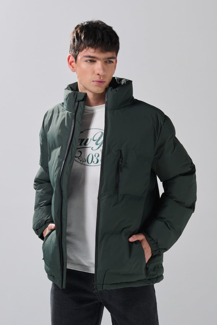 Chaqueta unicolor acolchada cuello alto con bolsillos
