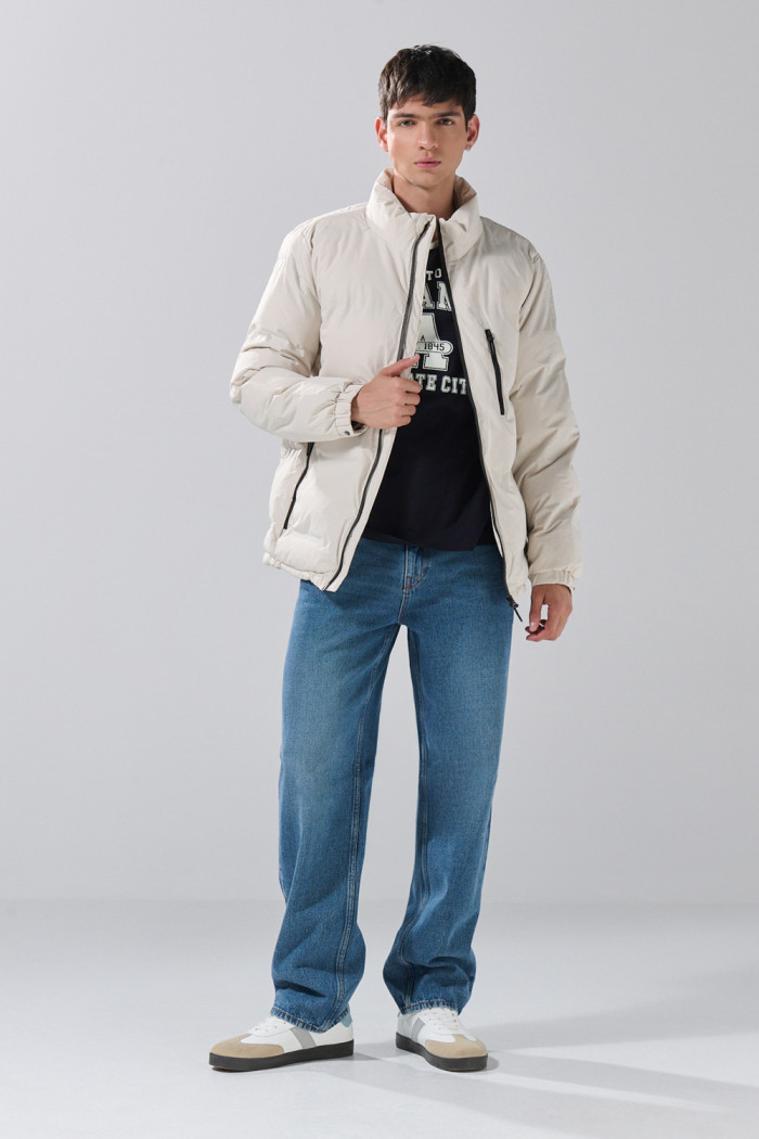 Chaqueta unicolor acolchada cuello alto con bolsillos

