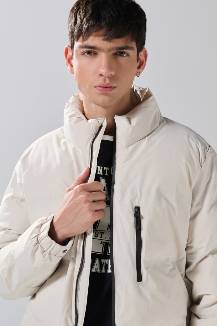 Chaqueta unicolor acolchada cuello alto con bolsillos

