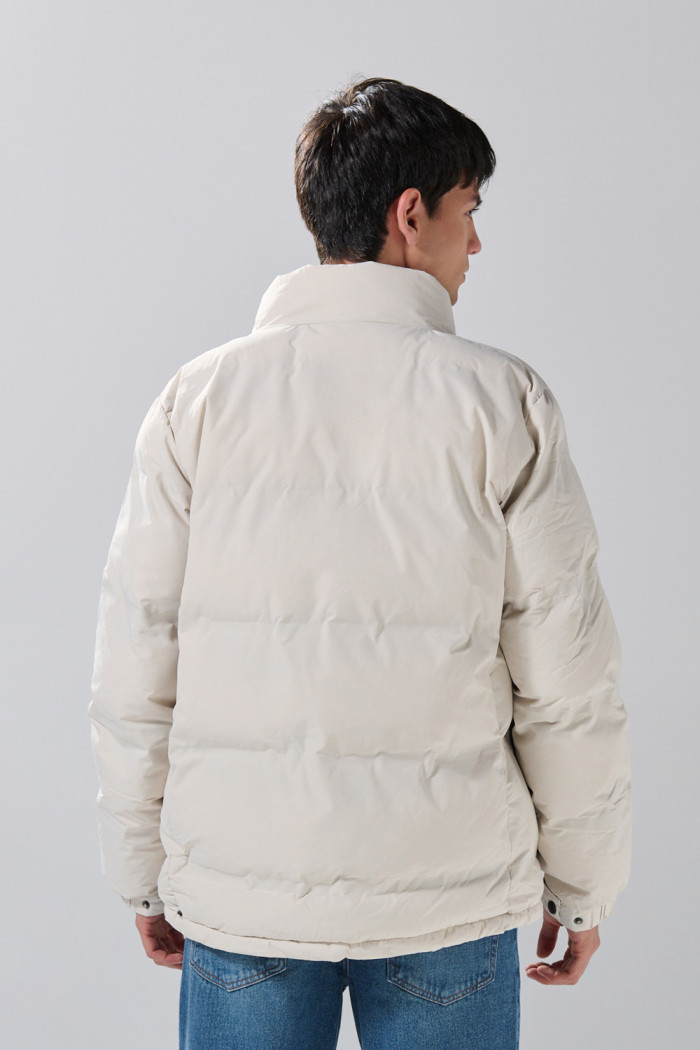 Chaqueta unicolor acolchada cuello alto con bolsillos
