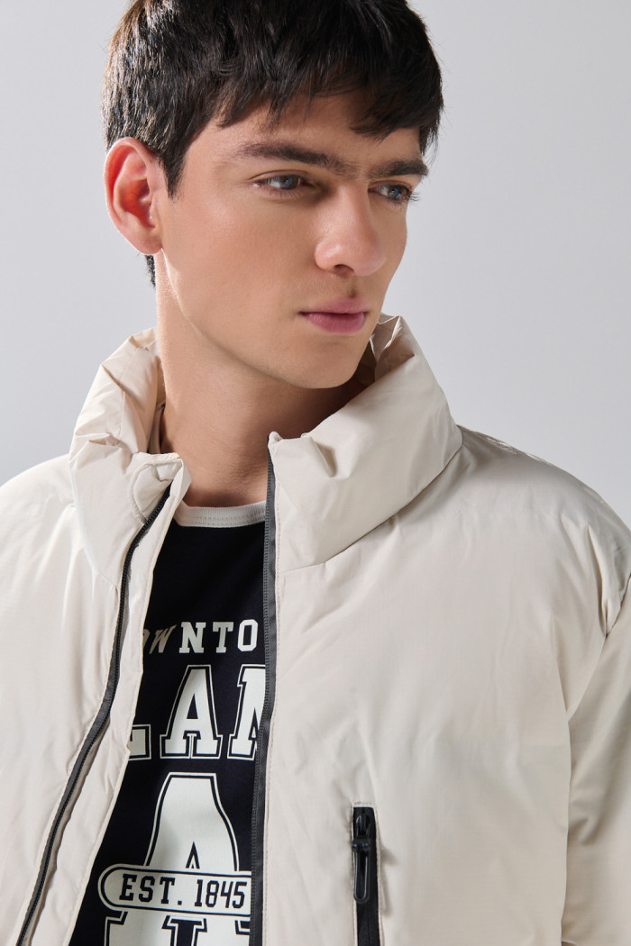 Chaqueta unicolor acolchada cuello alto con bolsillos
