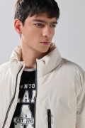 Chaqueta unicolor acolchada cuello alto con bolsillos
