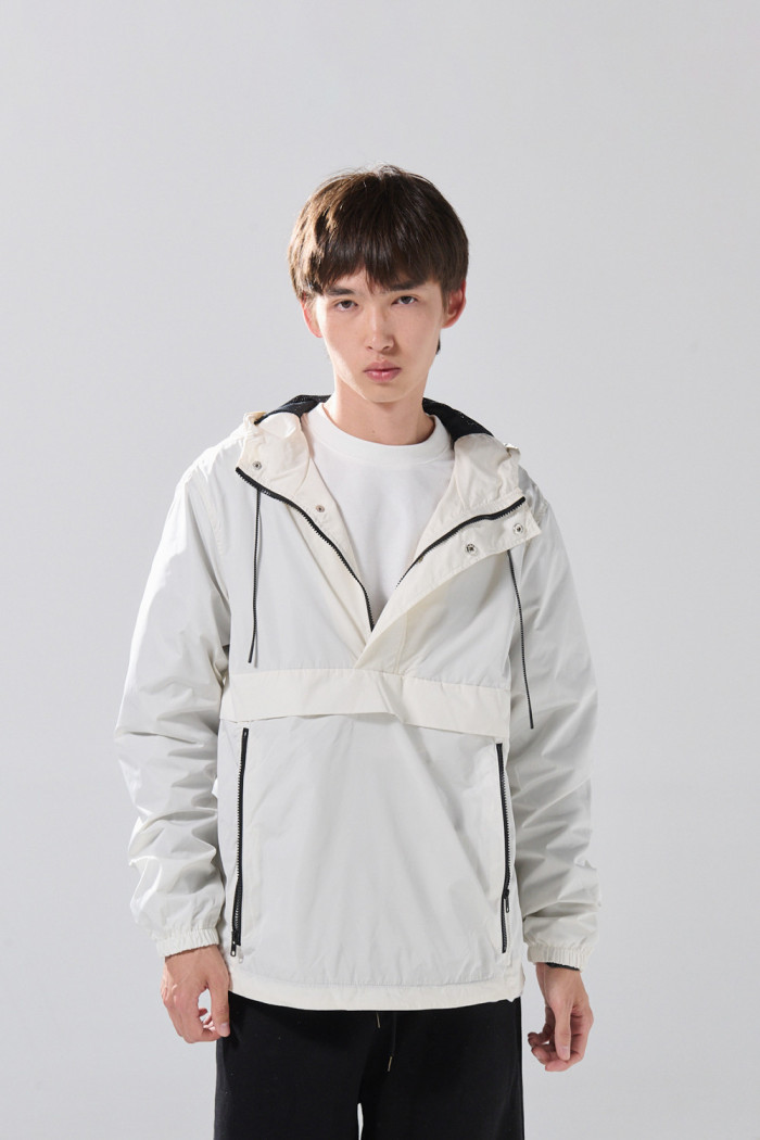 Chaqueta liviana crema clara con bolsillos y capota