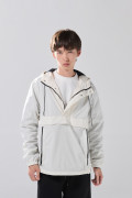 Chaqueta liviana crema clara con bolsillos y capota