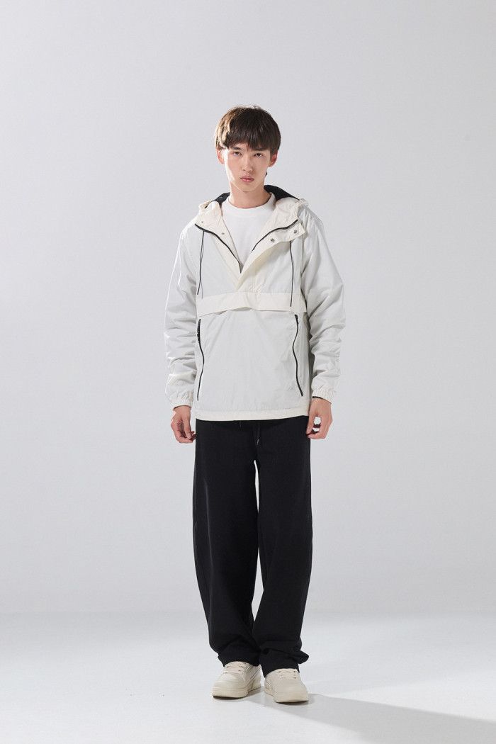 Chaqueta liviana crema clara con bolsillos y capota