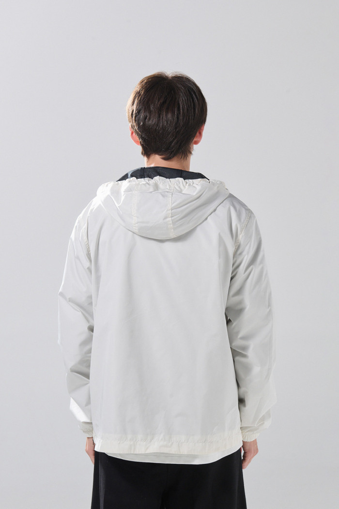 Chaqueta liviana crema clara con bolsillos y capota