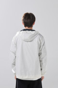Chaqueta liviana crema clara con bolsillos y capota