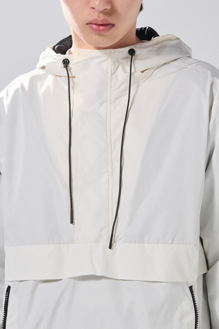 Chaqueta liviana crema clara con bolsillos y capota