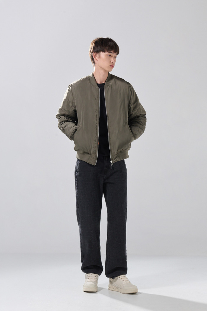 Chaqueta unicolor acolchada bomber con bolsillos