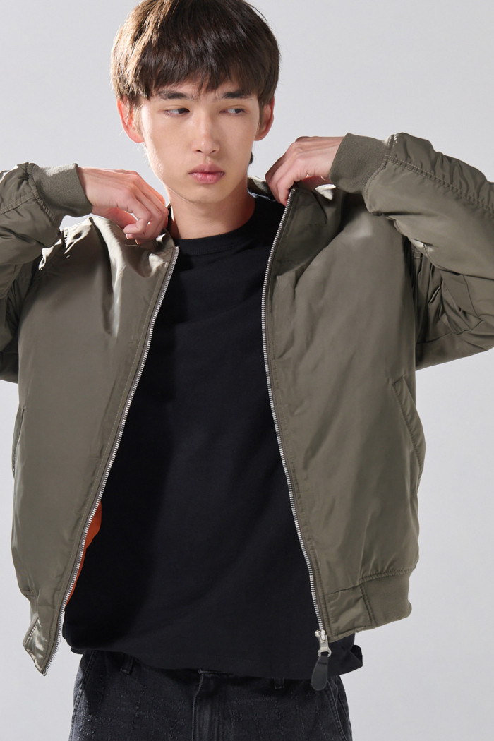 Chaqueta unicolor acolchada bomber con bolsillos