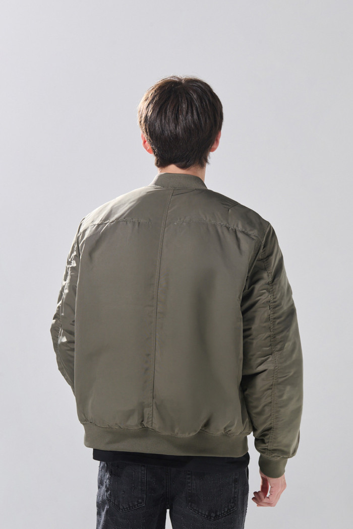 Chaqueta unicolor acolchada bomber con bolsillos