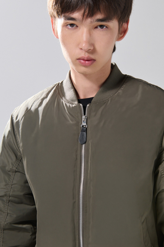 Chaqueta unicolor acolchada bomber con bolsillos