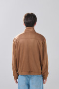 Chaqueta café en gamuza cazadora bomber con cuello alto