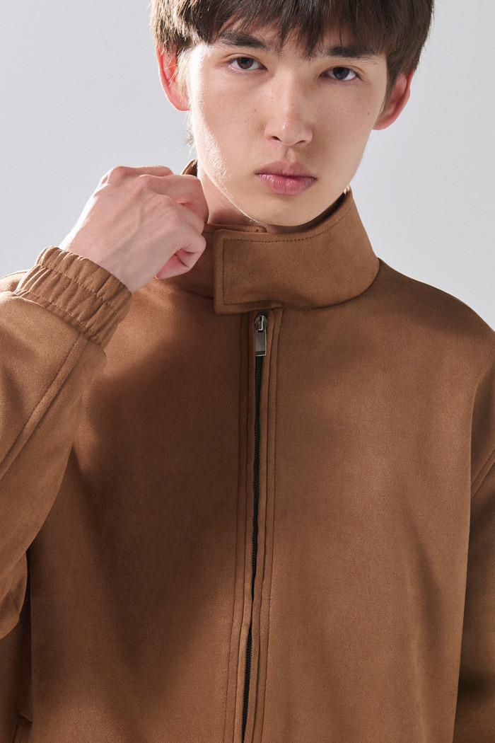 Chaqueta café en gamuza cazadora bomber con cuello alto