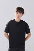 Camiseta cuello redondo unicolor con botones visibles

