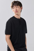 Camiseta cuello redondo unicolor con botones visibles
