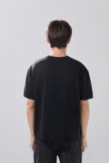 Camiseta cuello redondo unicolor con botones visibles
