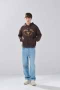Buzo oversize café oscuro con capota y diseño de Mickey
