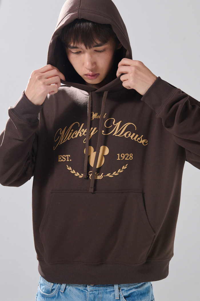 Buzo oversize café oscuro con capota y diseño de Mickey
