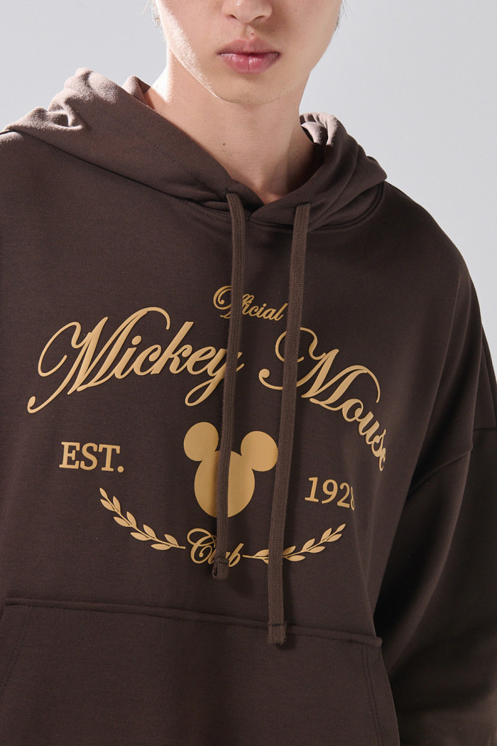 Buzo oversize café oscuro con capota y diseño de Mickey
