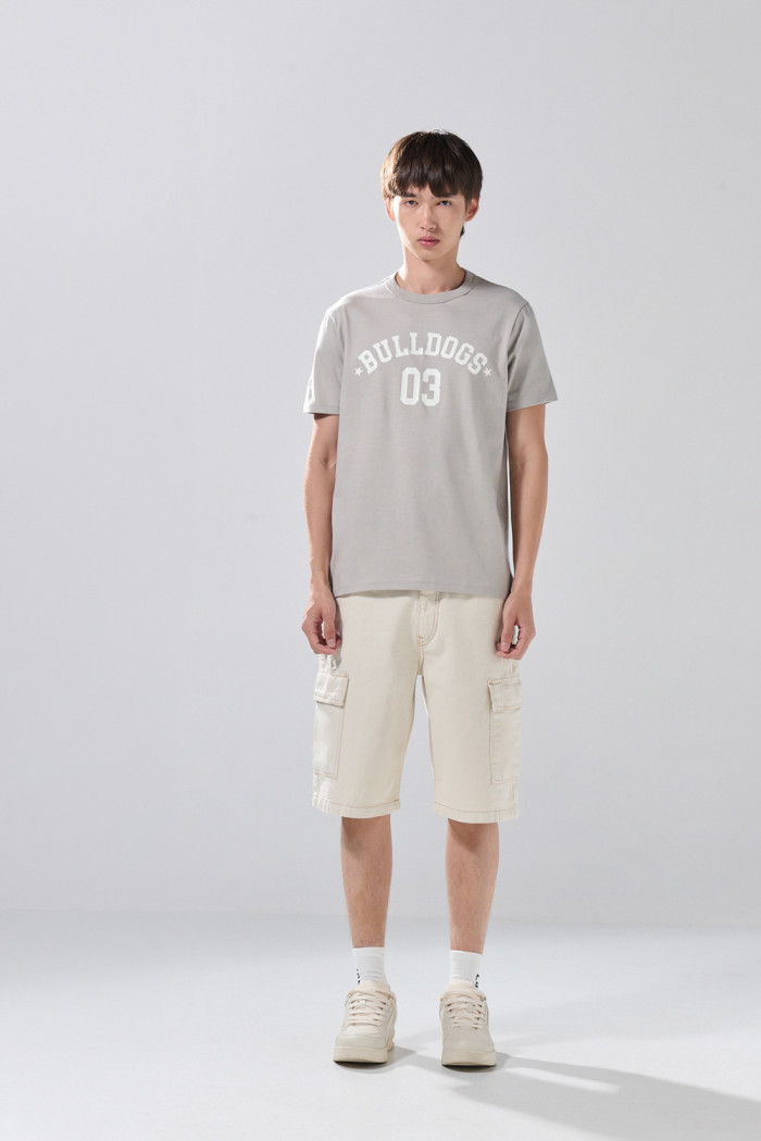 Camiseta cuello redondo gris medio con arte college blanco
