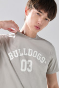 Camiseta cuello redondo gris medio con arte college blanco
